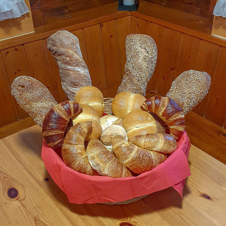 Brötchen am Morgen im Campingshop